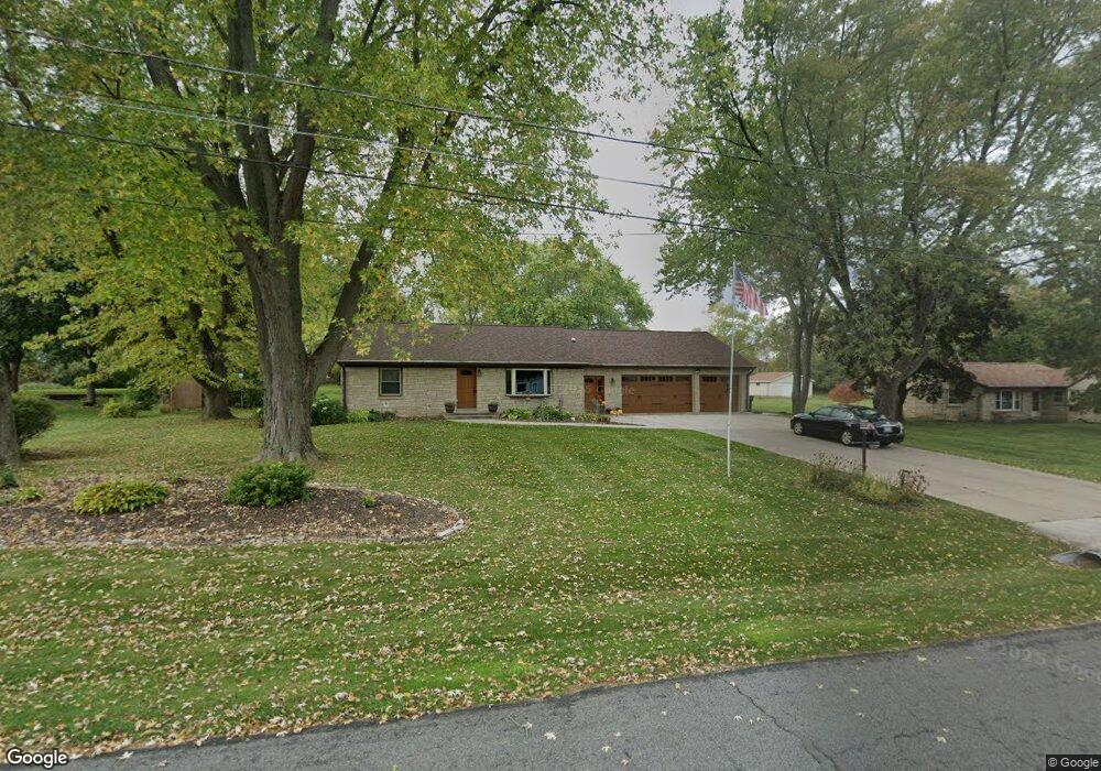 W142N7065 Oakwood Dr, Menomonee Falls, WI 53051 - photo 1