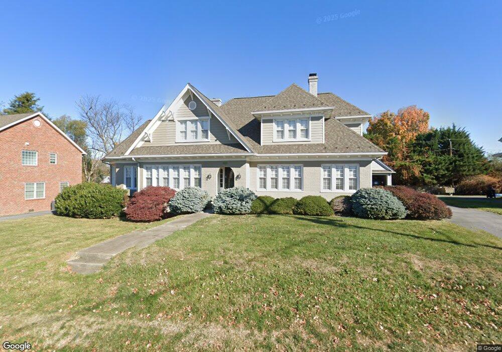 1413 W Broad St, Waynesboro, VA 22980 - photo 1