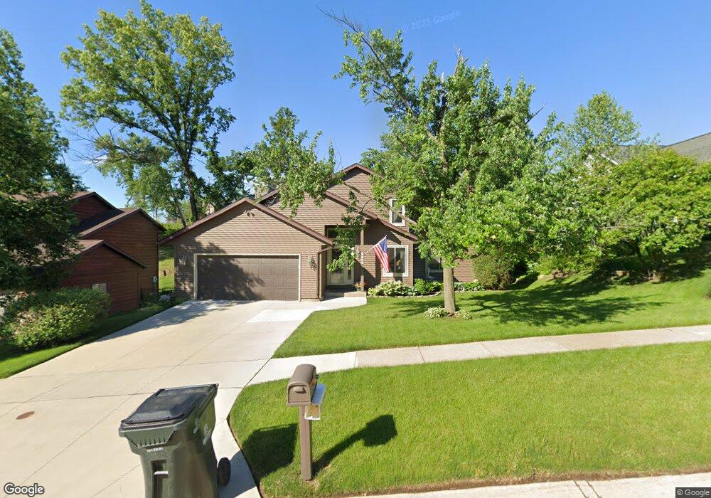 1015 Iris Ave NW, Cedar Rapids, IA 52405 - photo 1