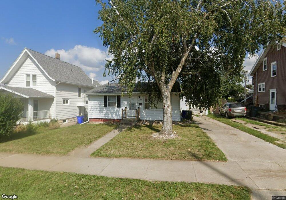 2207 J St SW, Cedar Rapids, IA 52404 - photo 1