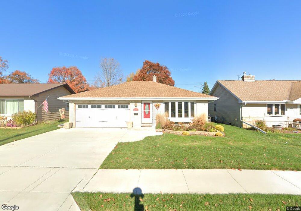 1614 Waldo Blvd, Manitowoc, WI 54220 - photo 1