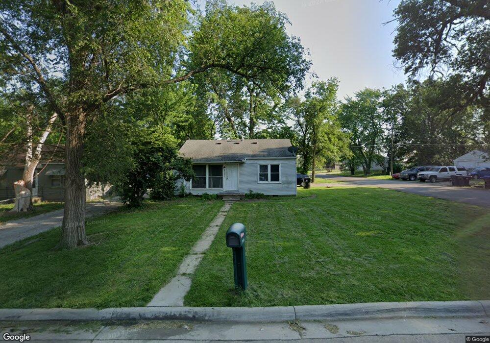 1101 SE Pinecrest Dr, Topeka, KS 66605 - photo 1