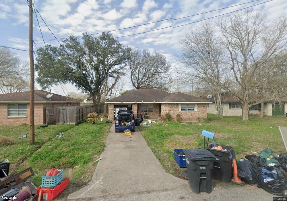 335 Pennington Dr, Alvin, TX 77511 - photo 1