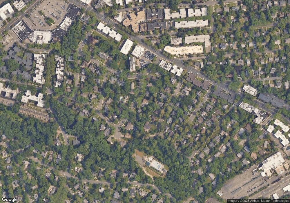 5 Grosvenor Place, Great Neck, NY 11021 - photo 1