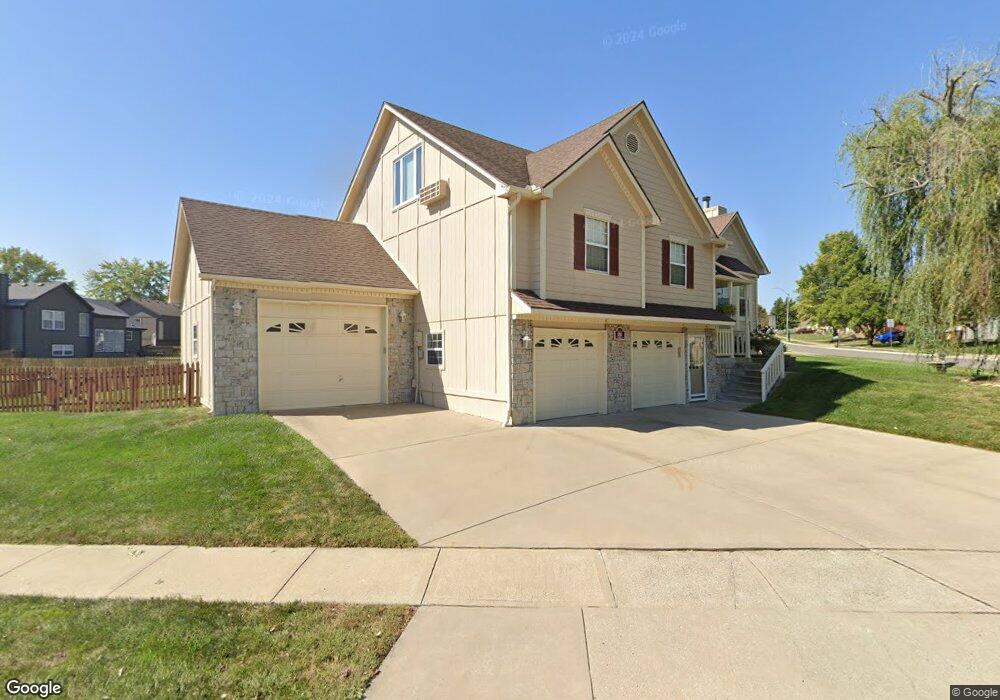 602 N Crest Dr, Raymore, MO 64083 - photo 1