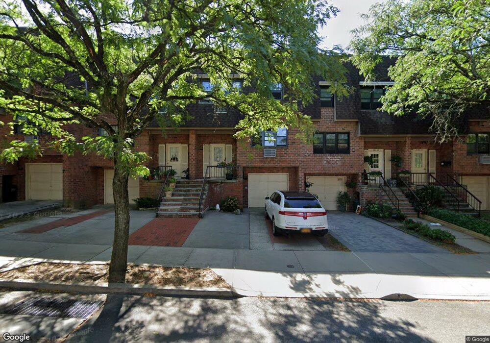 24010 69th Ave unit 47, Little Neck, NY 11362 - photo 1