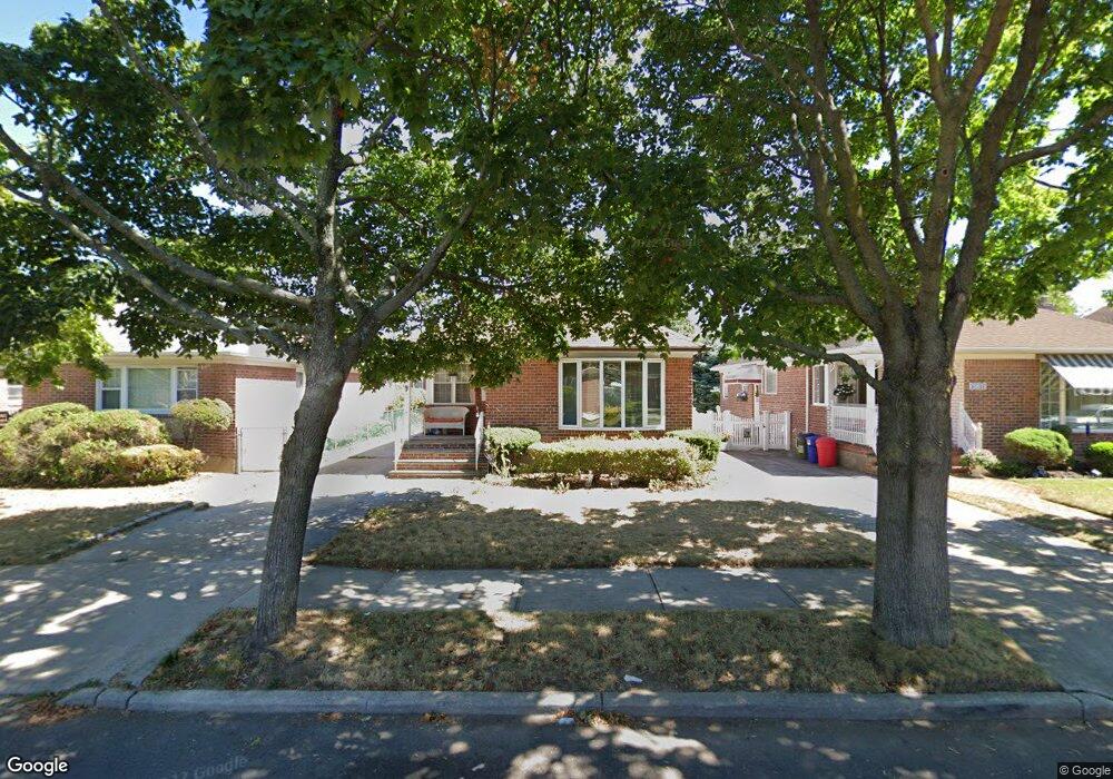 8139 255th St, Glen Oaks, NY 11004 - photo 1