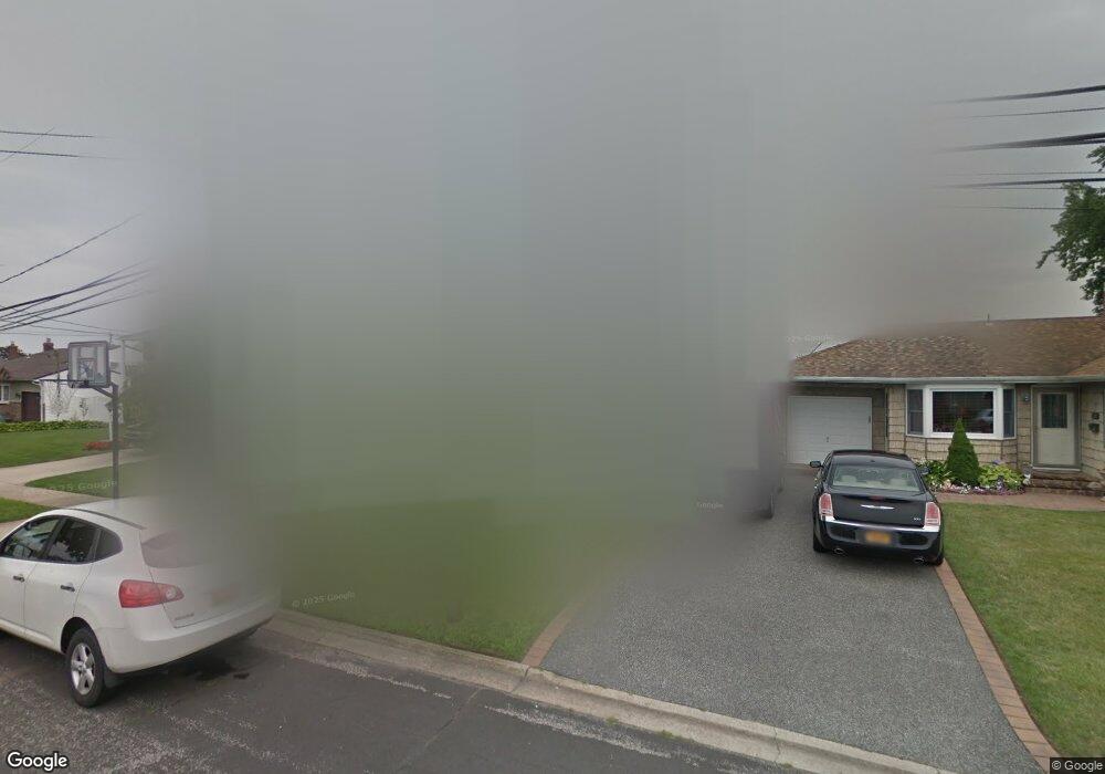 25 W Hampton Rd, Lindenhurst, NY 11757 - photo 1