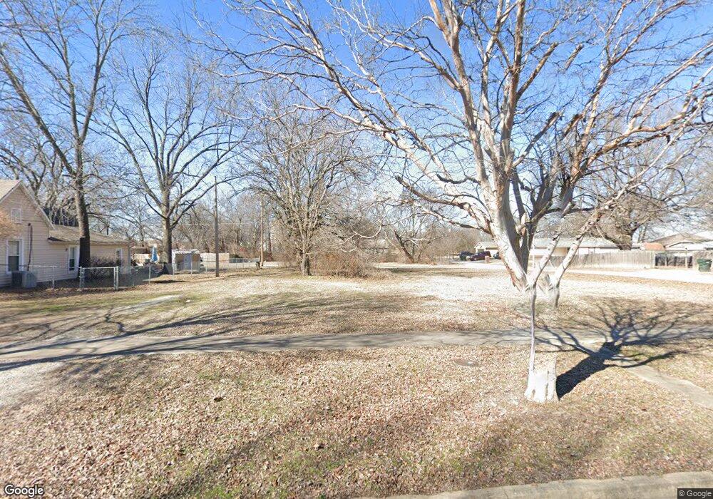 521 N Cherokee Ave, Claremore, OK 74017 - photo 1