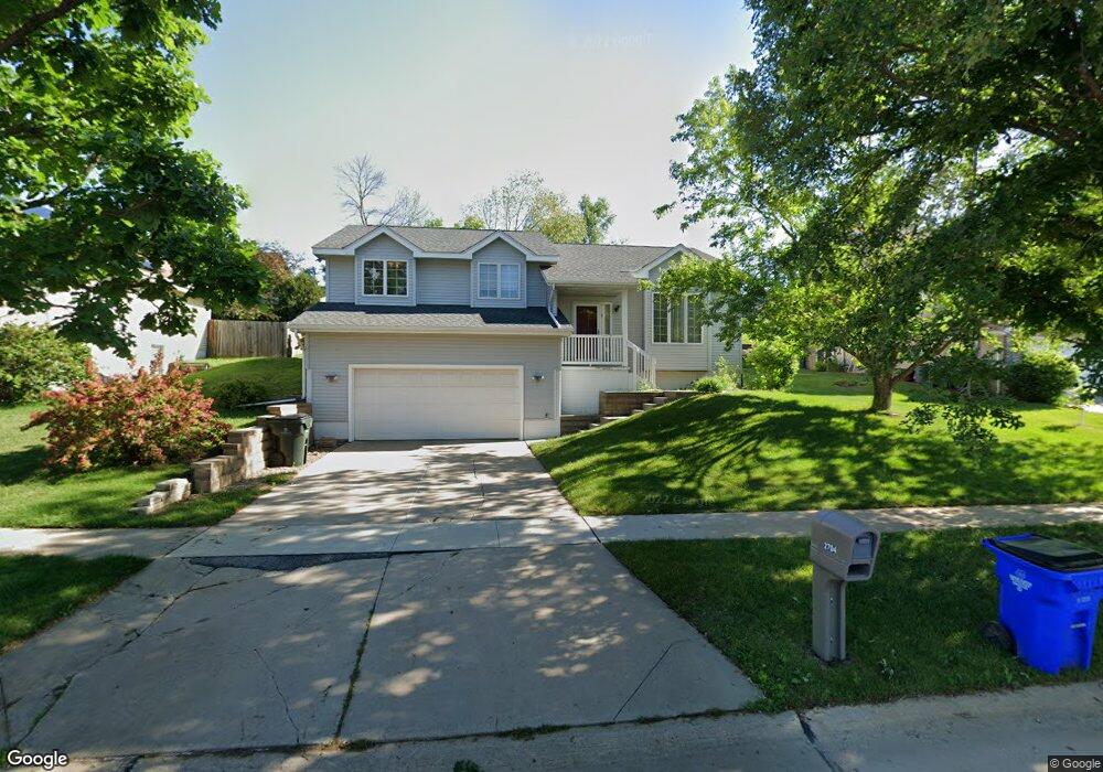 2704 Camelot Ave NW, Cedar Rapids, IA 52405 - photo 1