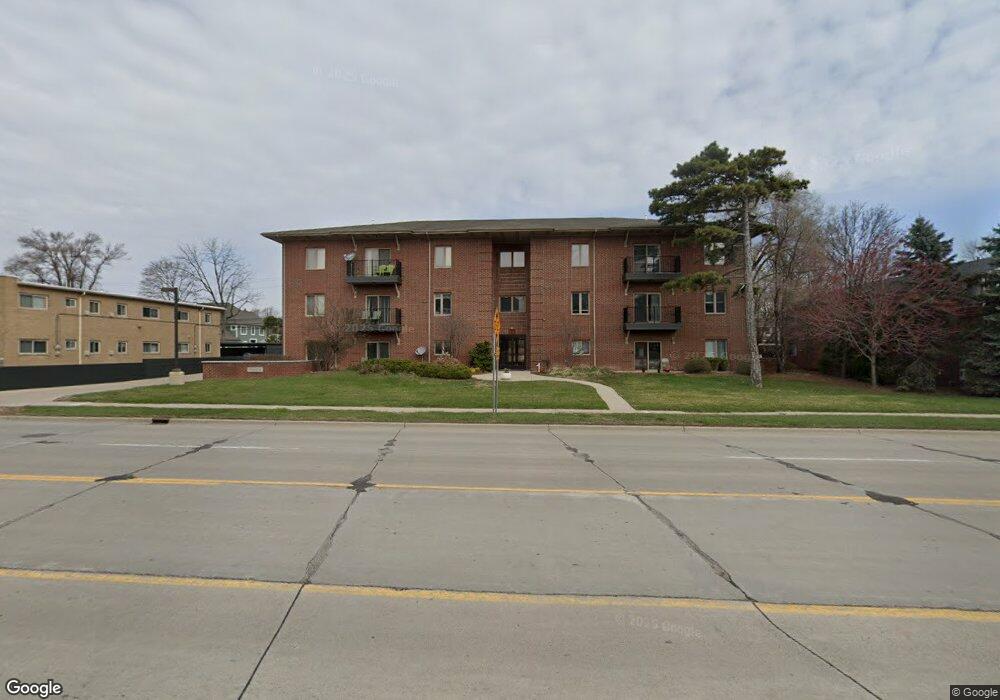 2711 E Maple Rd unit 1, Birmingham, MI 48009 - photo 1