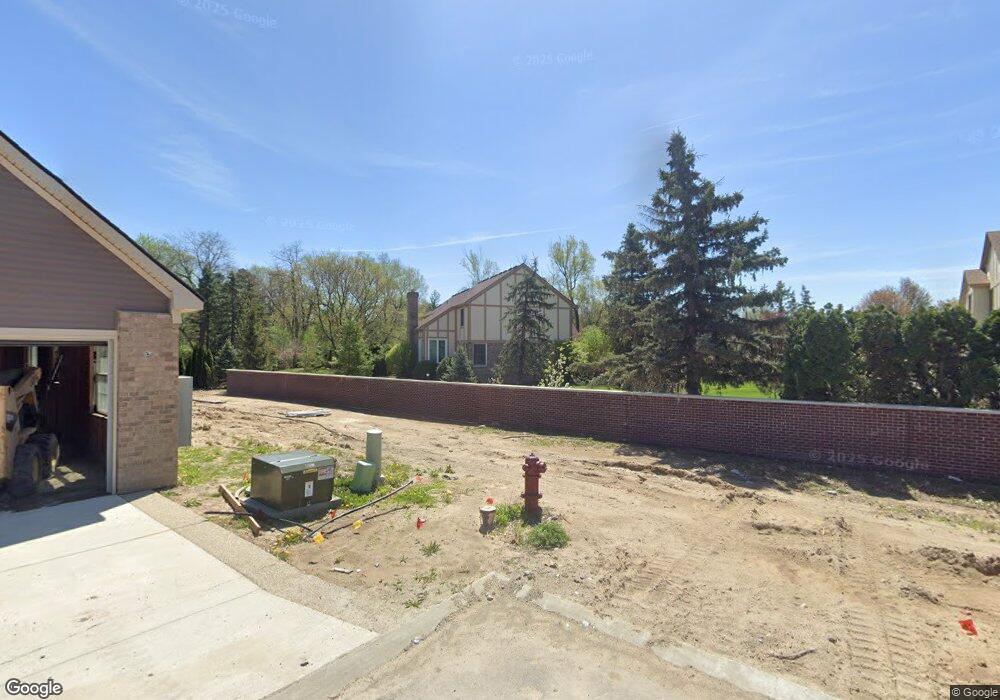 1085 Oak Tree Ln, Bloomfield Hills, MI 48304 - photo 1