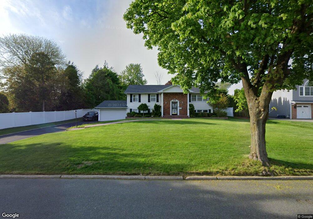 20 Marshmellow Dr, ComMacK, NY 11725 - photo 1