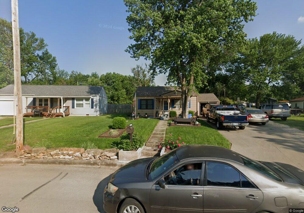 933 SE 34th St, Topeka, KS 66605 - photo 1