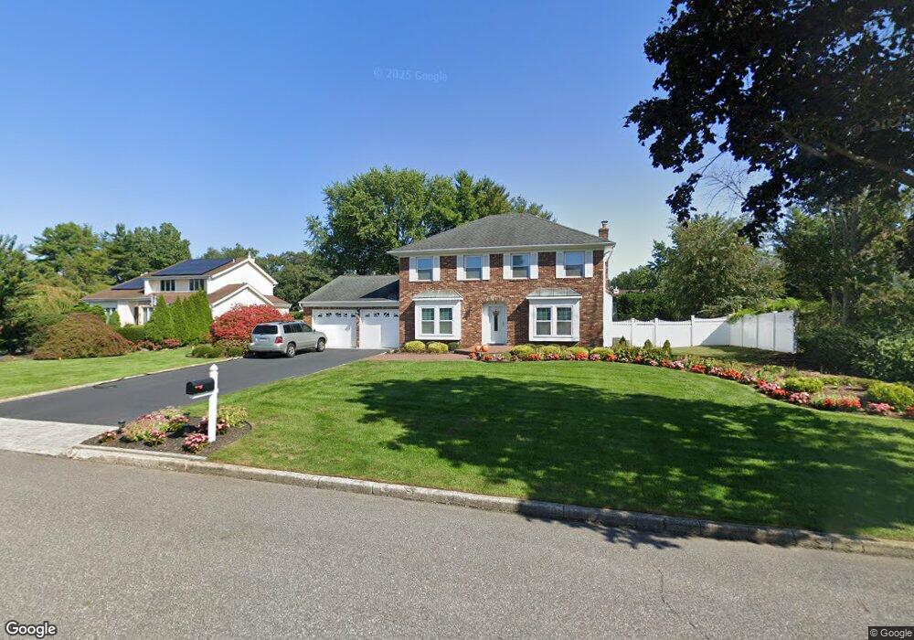 9 Myles Ct, ComMacK, NY 11725 - photo 1