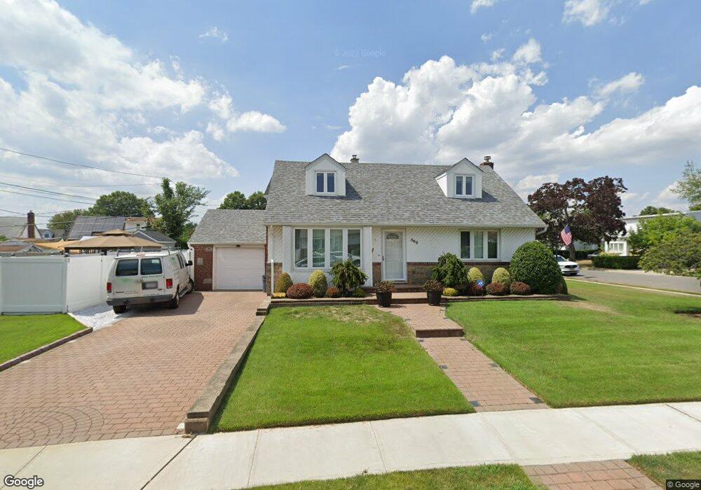 562 Bernice Rd, Franklin Square, NY 11010 - photo 1