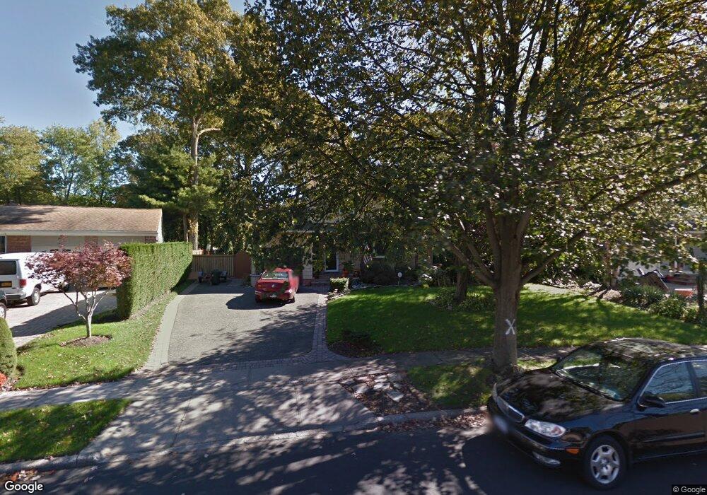 61 Genesee Dr, ComMacK, NY 11725 - photo 1