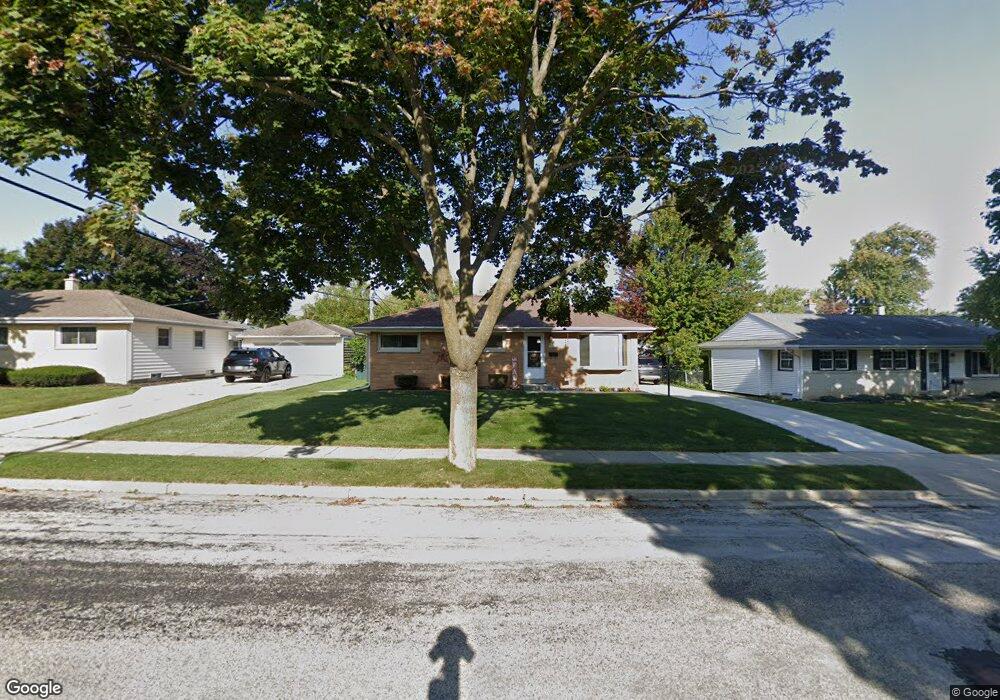 W150N8249 Saxony Dr, Menomonee Falls, WI 53051 - photo 1