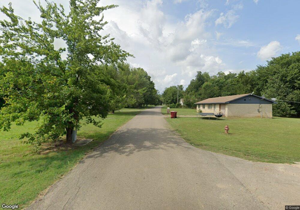 805 S E St, Hugo, OK 74743 - photo 1
