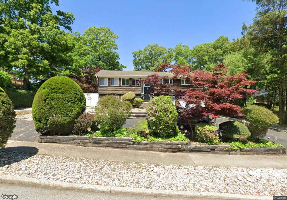 20 Mohegan Ln, ComMacK, NY 11725 - photo 1