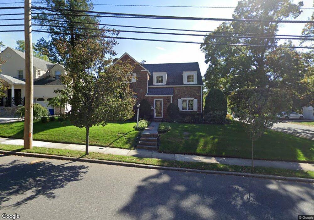 52 Baker Hill Rd, Great Neck, NY 11023 - photo 1