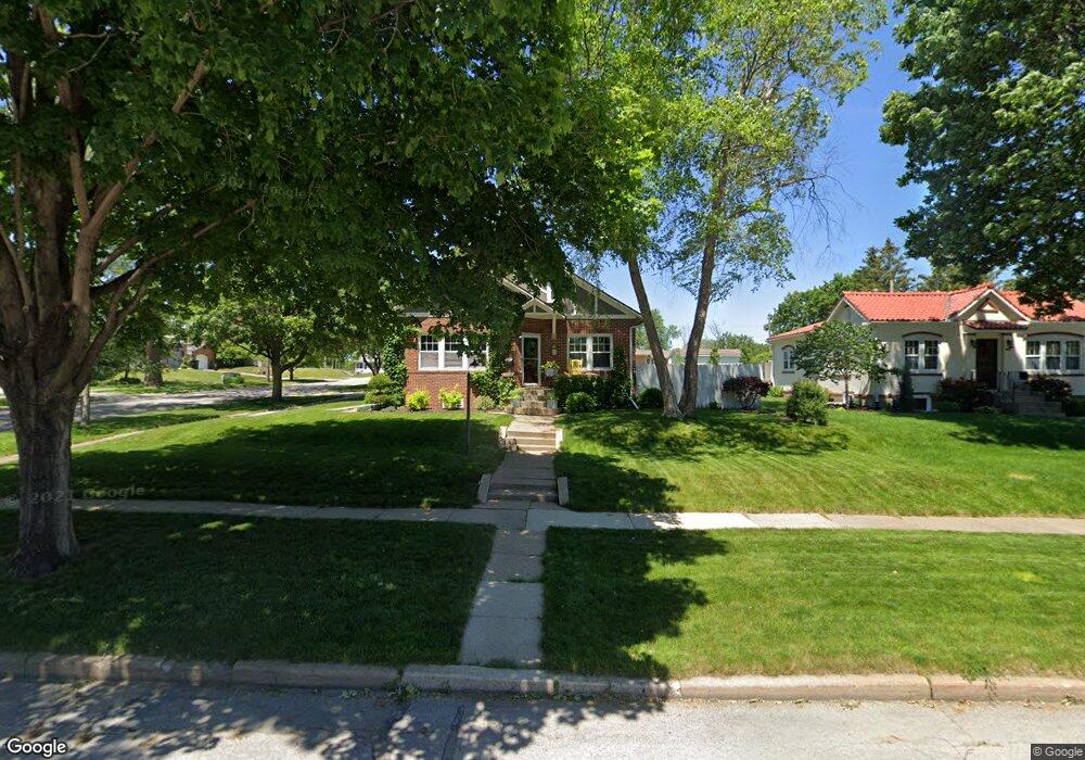 1021 W 2nd St, Cedar Falls, IA 50613 - photo 1