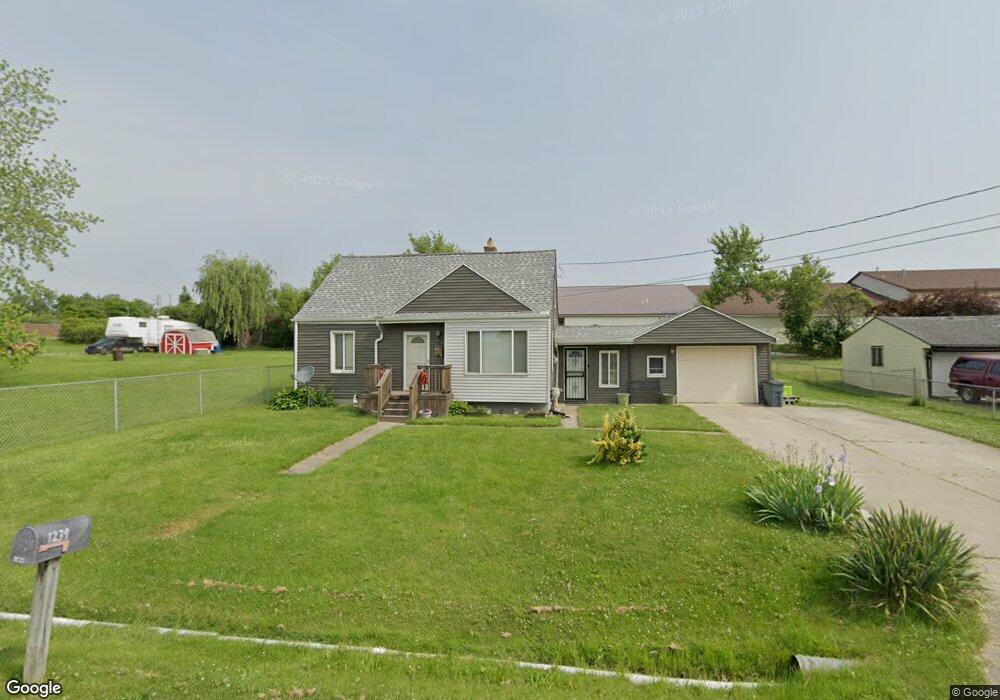 1239 E Kurtz Ave, Flint, MI 48505 - photo 1