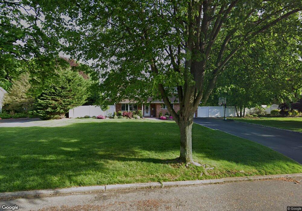 25 Marshmellow Dr, ComMacK, NY 11725 - photo 1