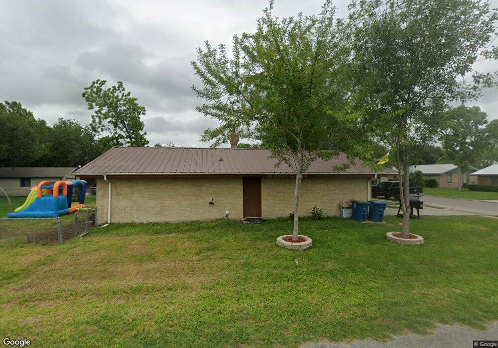 908 W Flournoy St, Beeville, TX 78102 - photo 1
