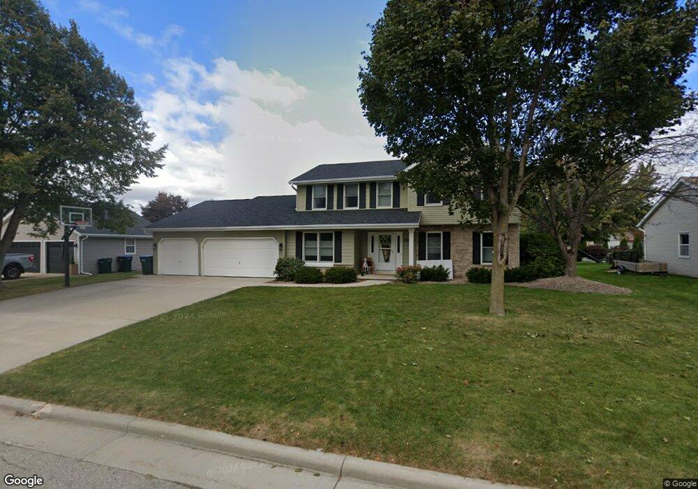 2304 W Roselawn Dr, Appleton, WI 54914 - photo 1