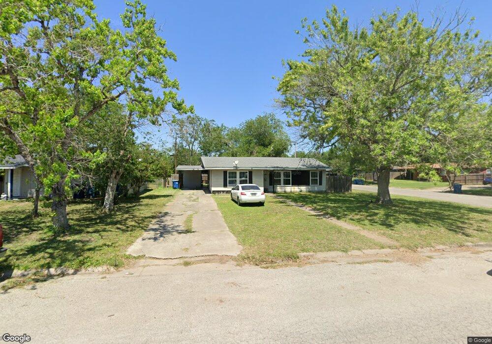 1017 E Hutchinson St, Beeville, TX 78102 - photo 1