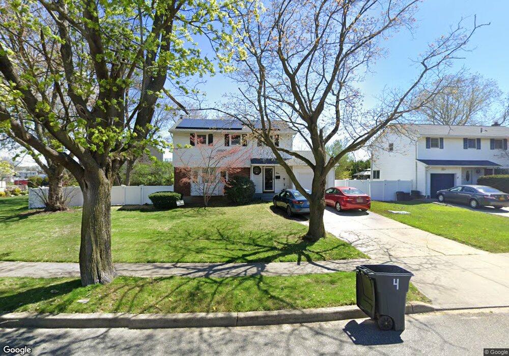 4 Garden Ln, ComMacK, NY 11725 - photo 1
