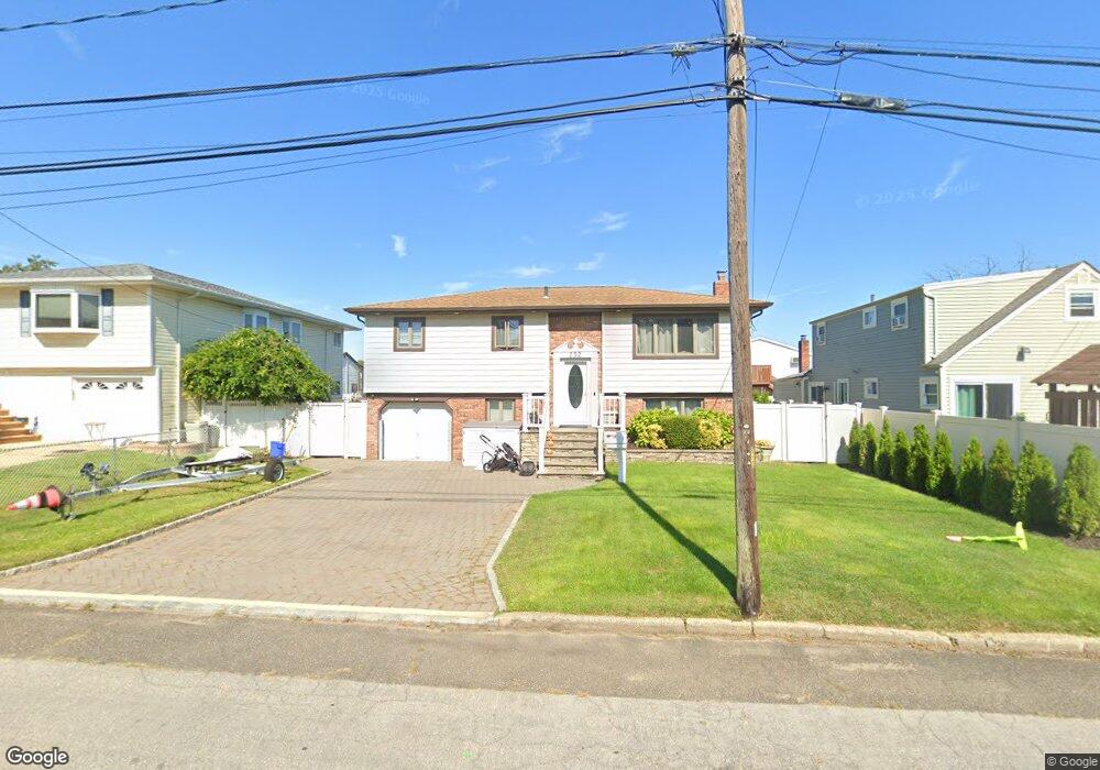 252 Riviera Pkwy, Lindenhurst, NY 11757 - photo 1