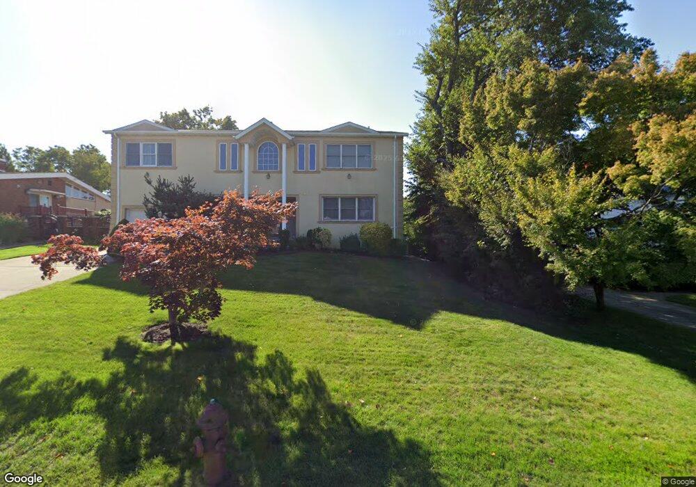 5348 Overlook Rd, Little Neck, NY 11362 - photo 1