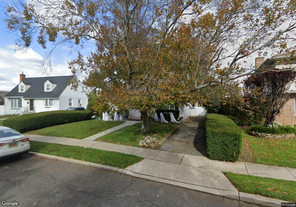 1070 Robin Rd, Franklin Square, NY 11010 - photo 1