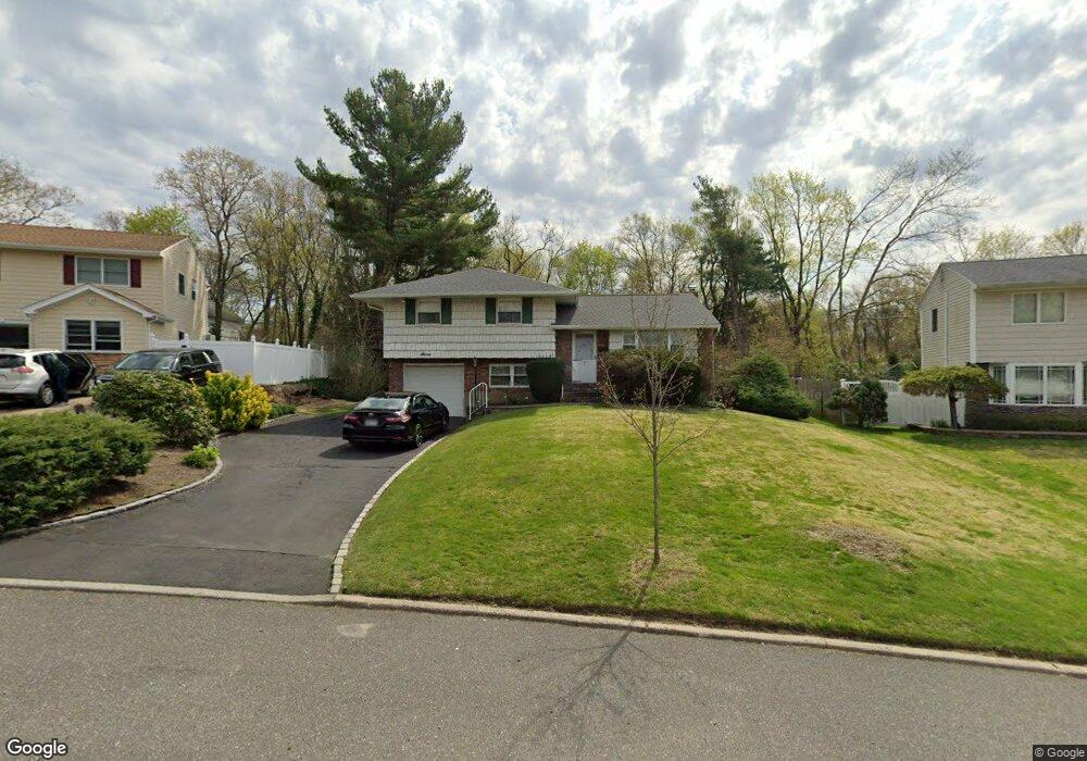 7 Sparton Ln, ComMacK, NY 11725 - photo 1