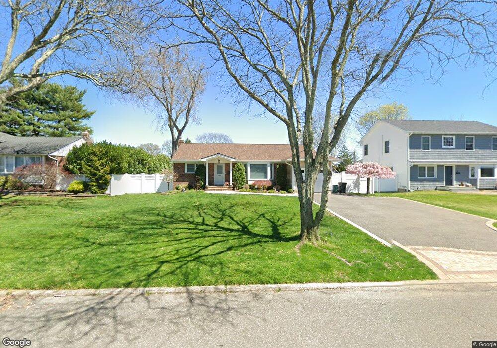5 Sycamore Ln, ComMacK, NY 11725 - photo 1
