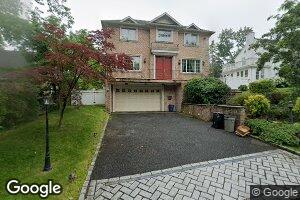 30 Valley View Rd, Great Neck, NY 11021