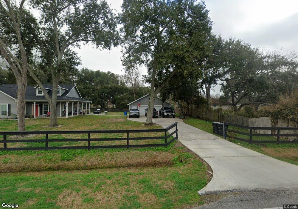 2718 W Dumble St, Alvin, TX 77511 - photo 1