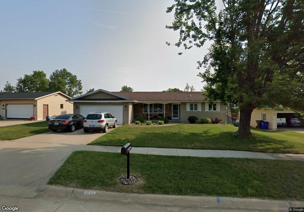 2822 Glen Elm Dr NE, Cedar Rapids, IA 52402 - photo 1