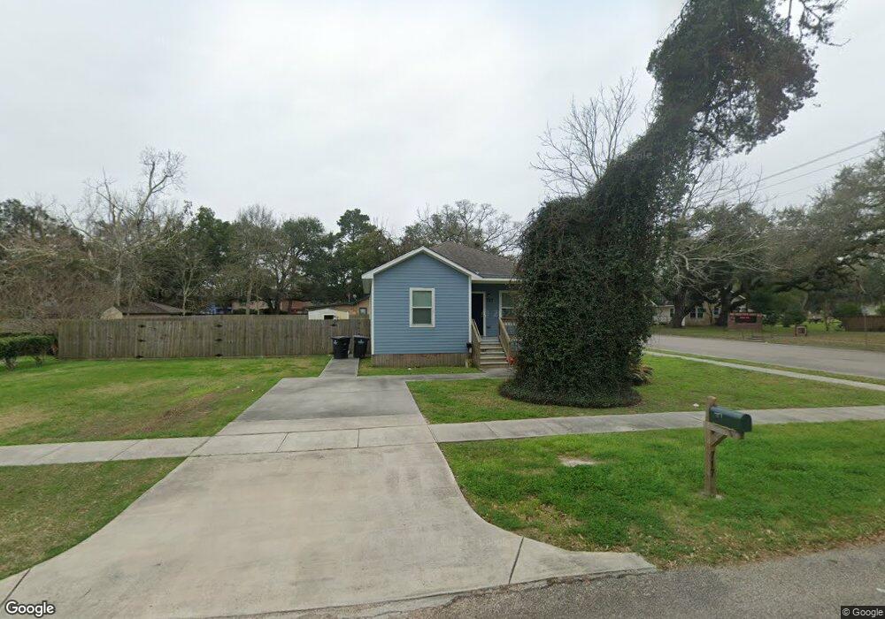 717 W Blum St, Alvin, TX 77511 - photo 1
