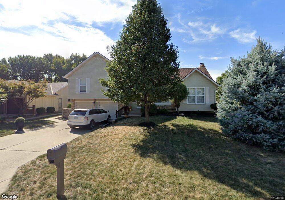 6304 Oakview St, Shawnee, KS 66216 - photo 1