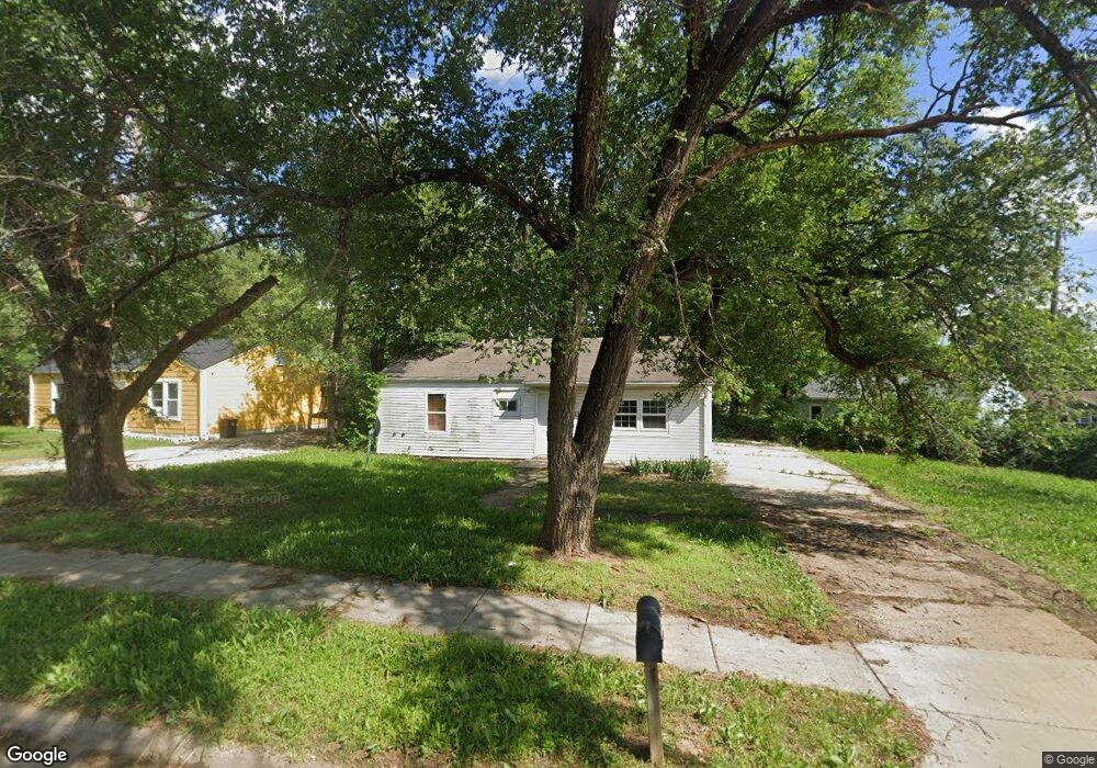 411 SE Pinecrest Dr, Topeka, KS 66605 - photo 1