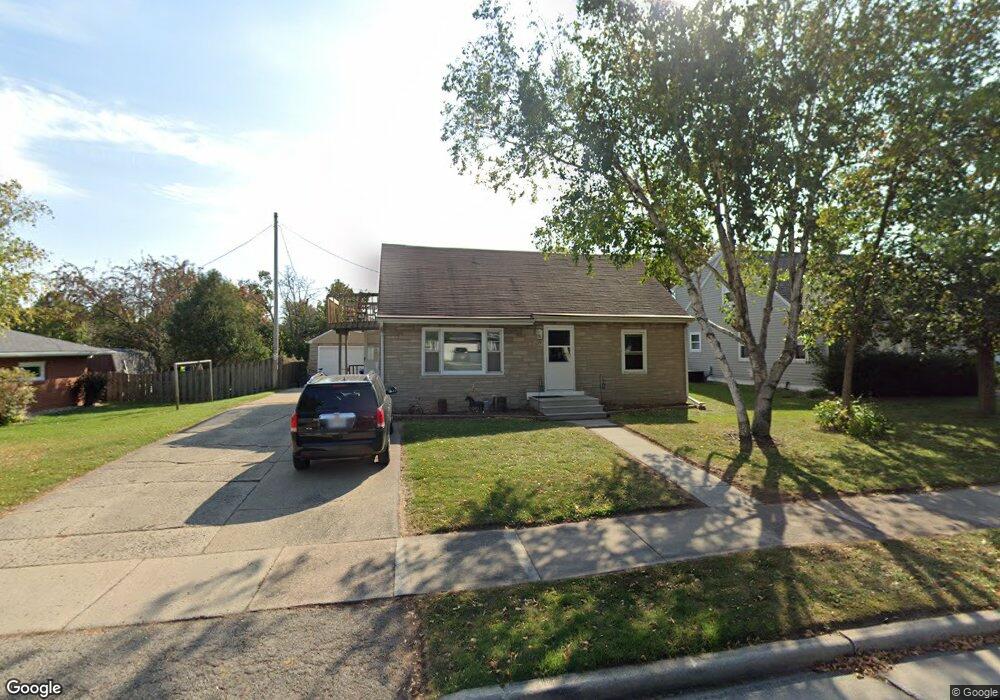 215 Lox Ct, Combined Locks, WI 54113 - photo 1