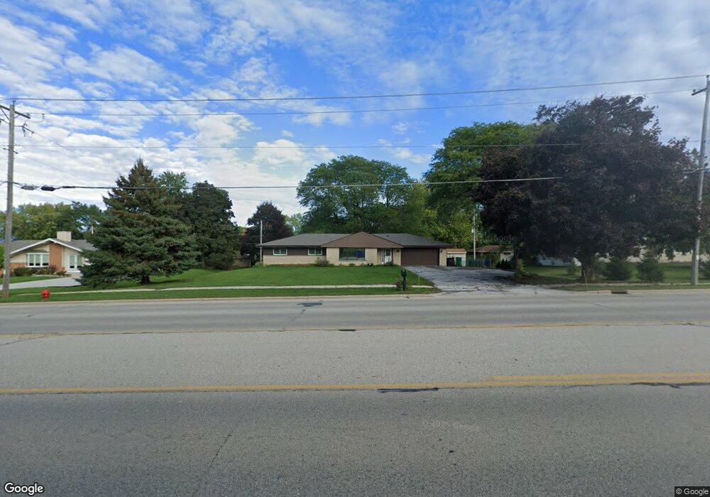 W156N8186 Pilgrim Rd, Menomonee Falls, WI 53051 - photo 1