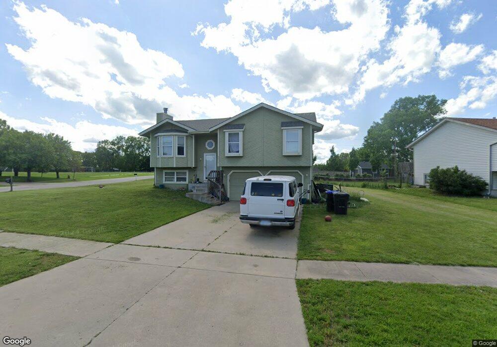 2617 SW Maxfield Rd, Topeka, KS 66614 - photo 1