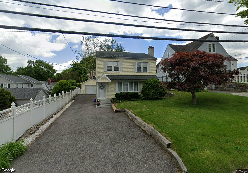 322 Memorial Dr, Hawthorne, NY 10532 - photo 1