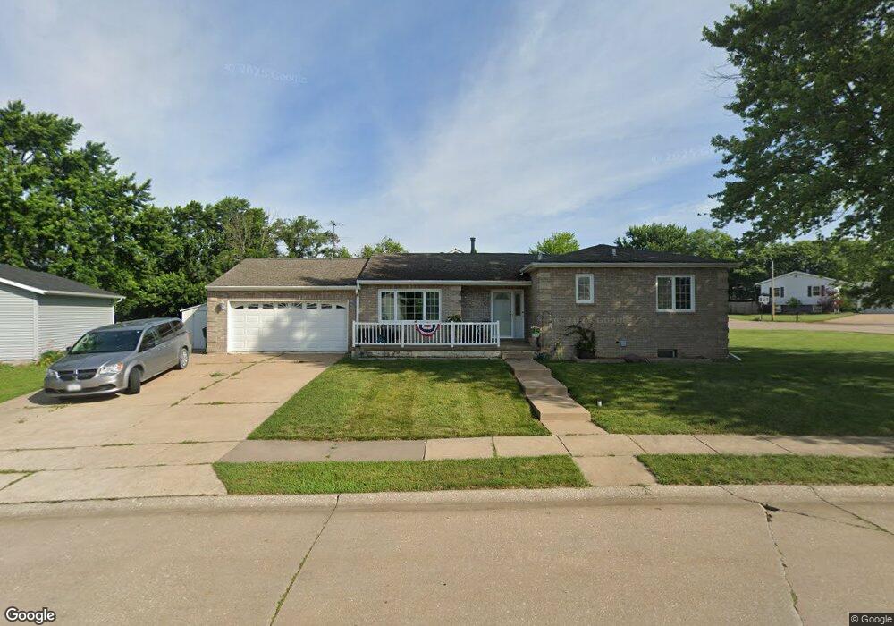 2906 High Point Dr, Davenport, IA 52806 - photo 1