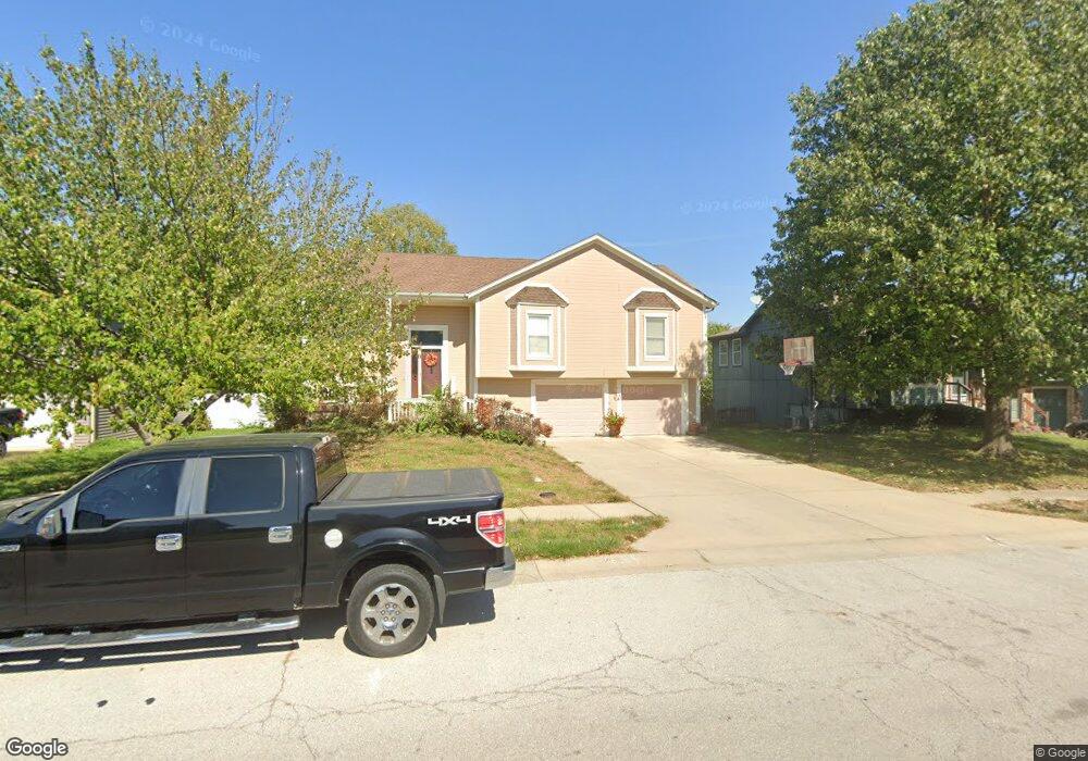 208 W Sierra Dr, Raymore, MO 64083 - photo 1