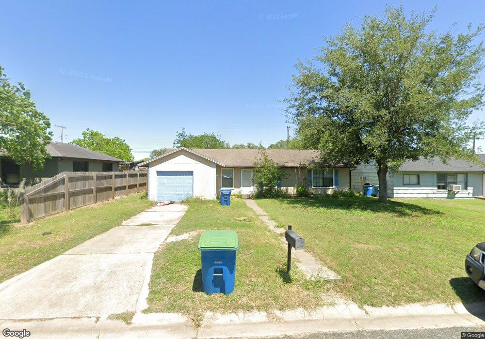 1415 E Bowie St, Beeville, TX 78102 - photo 1